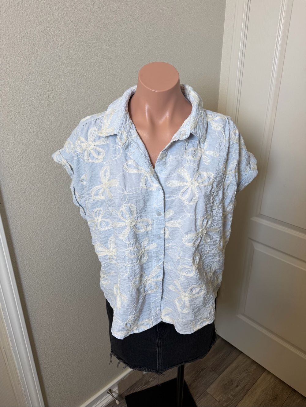 Zac & Rachel Light Blue Button-Front Floral Embroidered Top